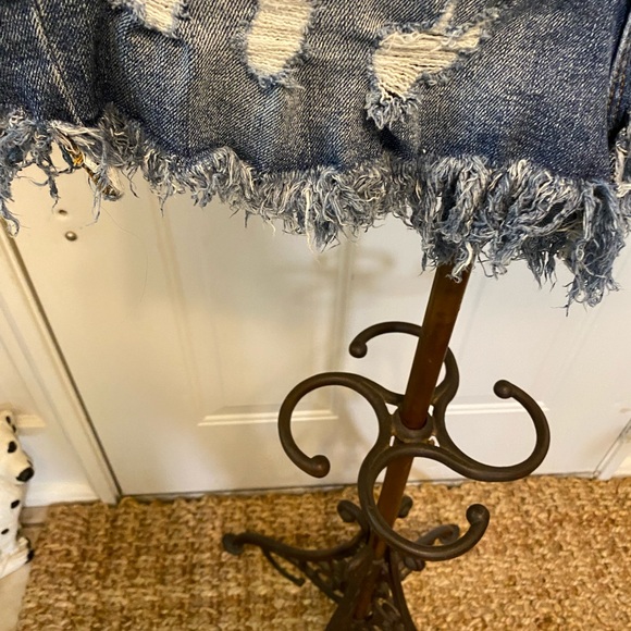 GAP Distressed Cutoff Shorts 32 3” Short - Picture 12 of 16